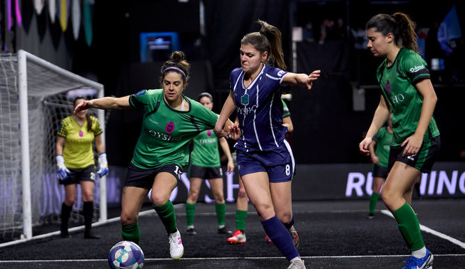 Ana Álvarez y Sara Ronzero luchan por un balón
